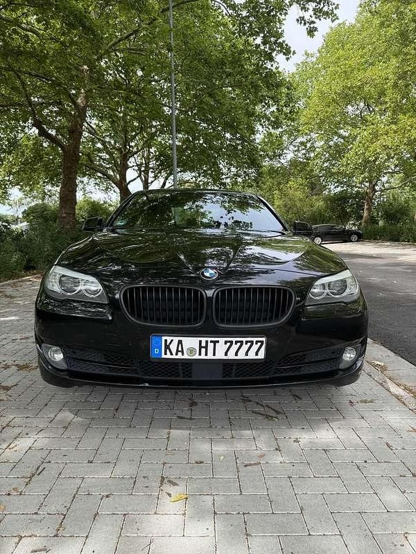 Schwarz Gebraucht 2011 BMW 520 Sport Line Limousine | 14.900 € - Bild 1/4