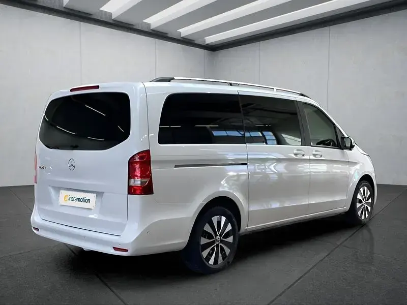 Gebraucht Mercedes V220 163 PS (119 kW) 2024 Weiß Van / Kleinbus