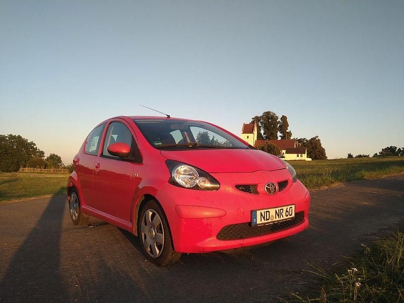 Rot Gebraucht 2005 Toyota Aygo Kleinwagen | 800 € (Guter Preis) - Bild 1/4