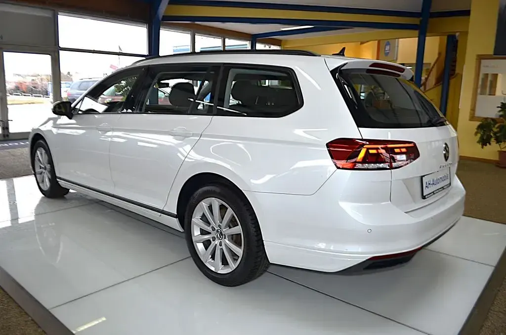Gebraucht VW Passat Basis 150 PS (110 kW) 2023 Weiß Kombi
