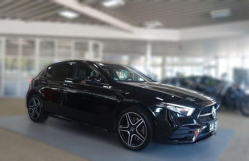 Schwarz (metallic) Gebraucht 2021 Mercedes A250 AMG Limousine | 24.450 € (Guter Preis) - Bild 1/4