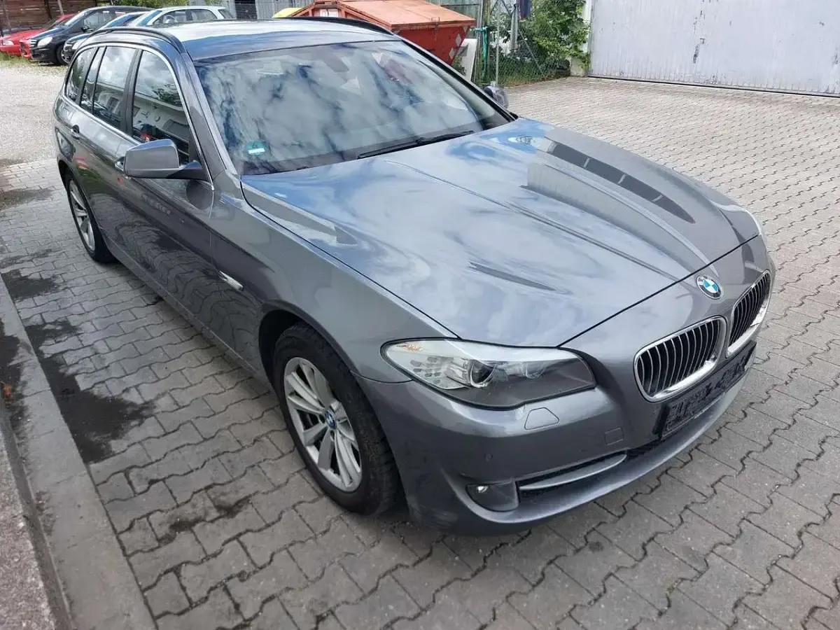 Gebraucht BMW 525 218 PS (160 kW) 2013 Spacegrau metallic Kombi