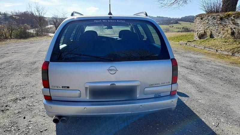 Gebraucht Opel Omega Executive 179 PS (131 kW) 2001 Silber Kombi