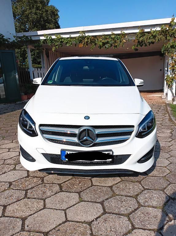 Weiß Gebraucht 2016 Mercedes B180 Urban Van / Kleinbus | 14.999 € (Guter Preis) - Bild 1/4