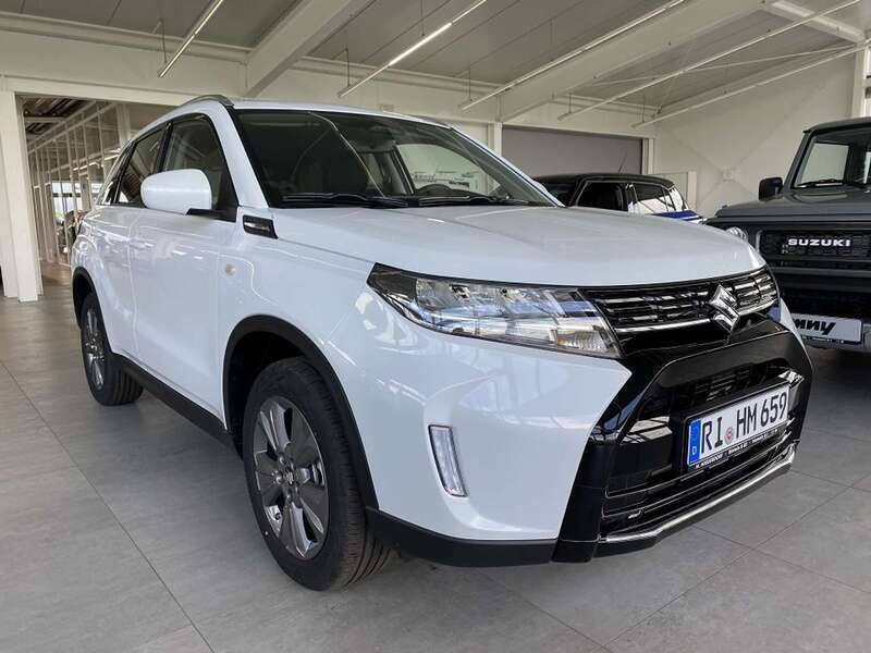Pearl cool white Gebraucht 2024 Suzuki Vitara Comfort SUV | 23.400 € (Fairer Preis) - Bild 1/4