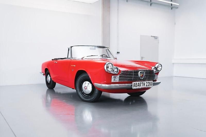 Rot Gebraucht 1959 Abarth 2200 Cabrio | 129.900 € - Bild 1/4