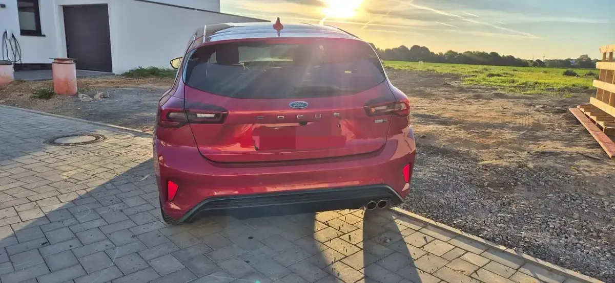 Używany Ford Focus ST-Line 125 KM (91 kW) 2023 Czerwony Sedan/Limuzyna