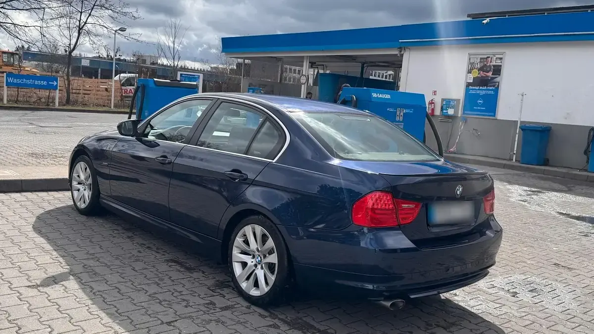 Gebraucht BMW 318 143 PS (105 kW) 2011 Blau Limousine