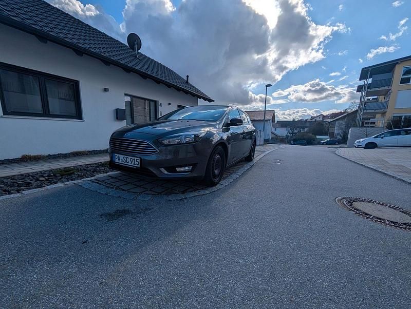 Gebraucht Ford Focus Titanium 120 PS (88 kW) 2017 Grau Kombi