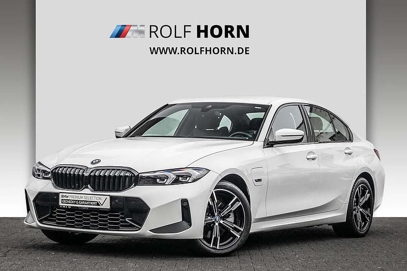 Weiß Gebraucht 2022 BMW 320e Shadowline Limousine | 31.310 € (Teuer) - Bild 1/4