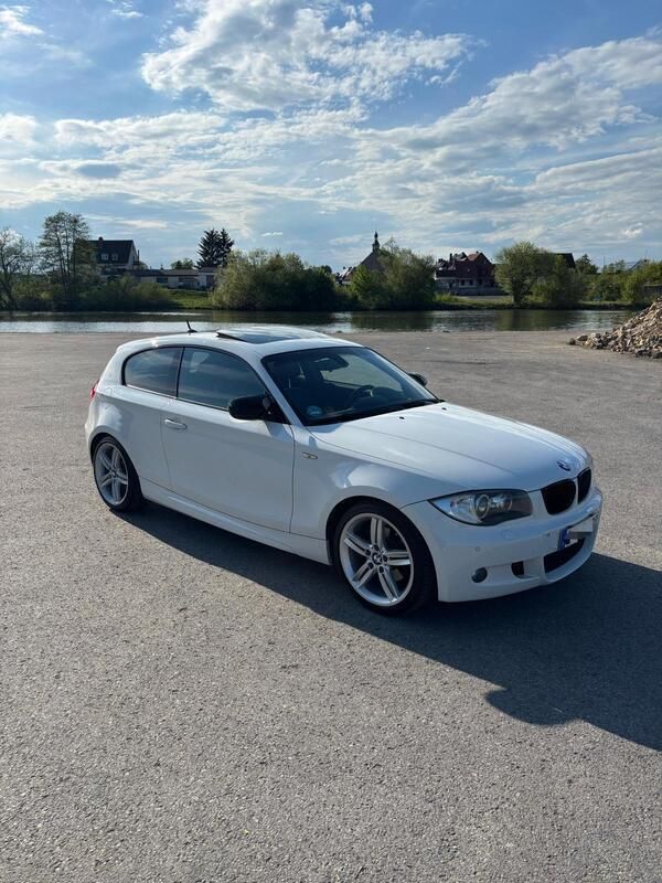 Weiß Gebraucht 2011 BMW 120 Coupé M Sport Coupé | 5.800 € (Superpreis) - Bild 1/4