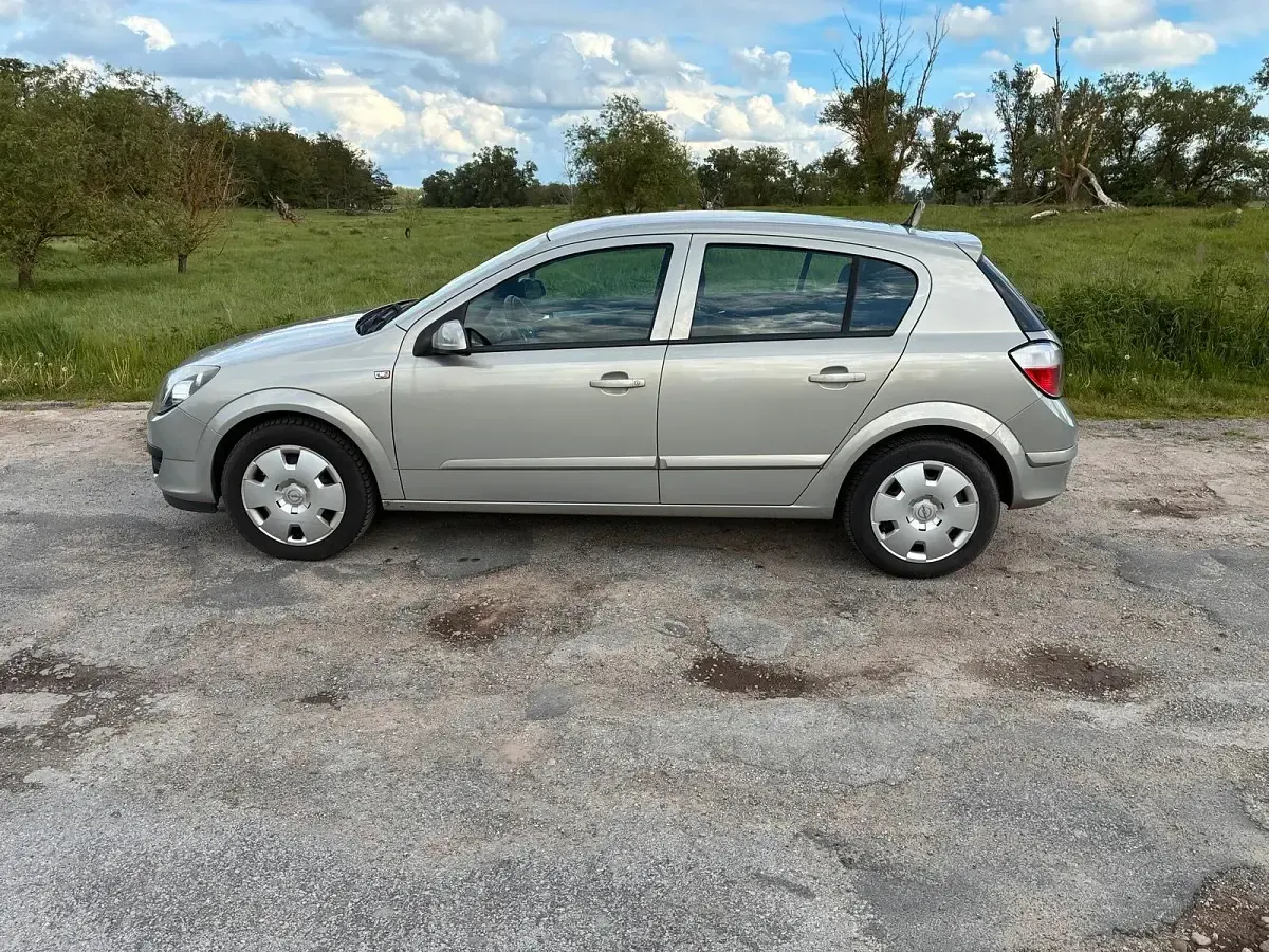 Używany Opel Astra 105 KM (77 kW) 2006 Szary Hatchback