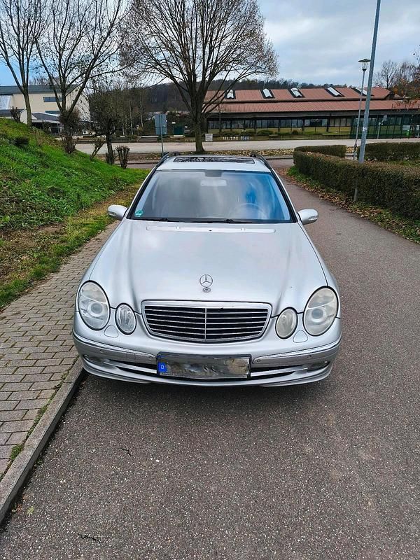 Grau Gebraucht 2004 Mercedes E220 Avantgarde Limousine | 2.400 € (Guter Preis) - Bild 1/4