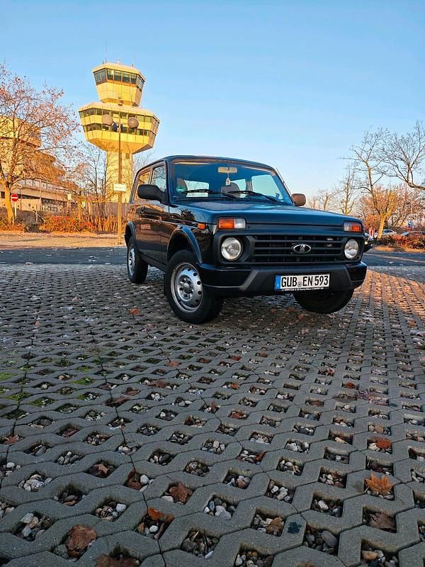 Schwarz Gebraucht 2016 Lada Urban SUV | 7.890 € (Fairer Preis) - Bild 1/4