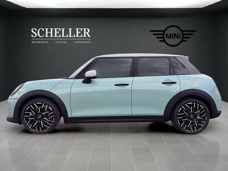 Second-hand Mini Cooper S Favoured 204 CP (150 kW) 2024 Verde Hatchback