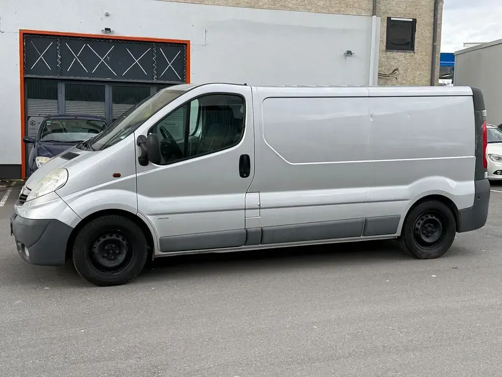 Second-hand Opel Vivaro 114 CP (83 kW) 2012 Argintiu Monovolum