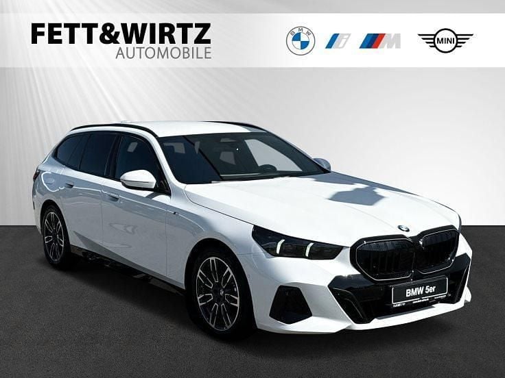 Mineralweiß metallic Gebraucht 2025 BMW 520 M Sport Kombi | 52.900 € (Superpreis) - Bild 1/3