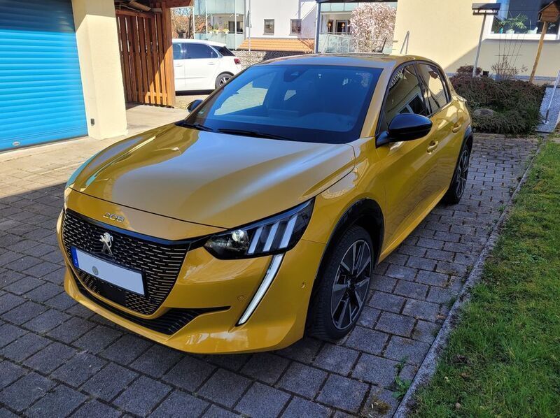 Gelb Gebraucht 2022 Peugeot e-208 GT Kleinwagen | 18.499 € (Guter Preis) - Bild 1/4