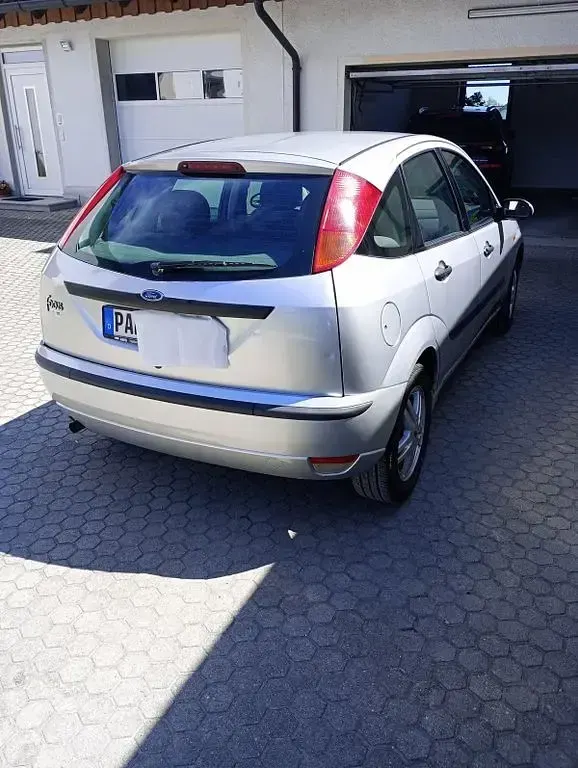 Second-hand Ford Focus 101 CP (74 kW) 2003 Argintiu Berlinǎ