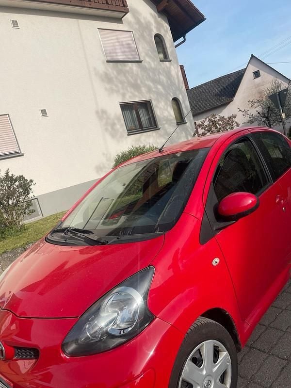 Gebraucht Toyota Aygo 68 PS (50 kW) 2010 Rot Kleinwagen