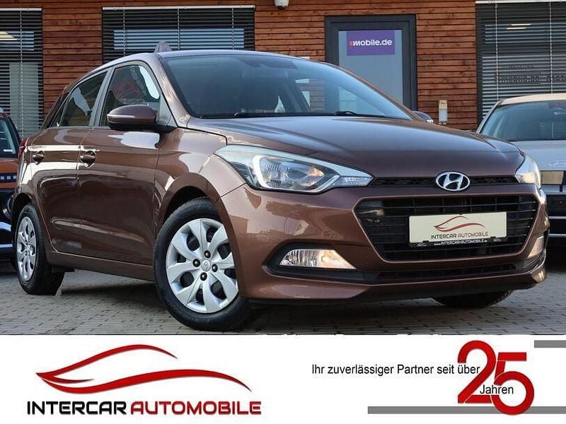 Cashmere brown / met Gebraucht 2016 Hyundai i20 Trend Limousine | 9.590 € (Fairer Preis) - Bild 1/4