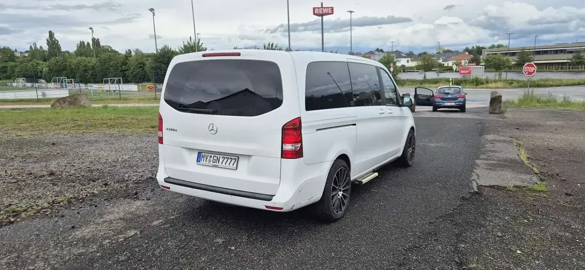 Gebraucht Mercedes V220 163 PS (119 kW) 2020 Weiß Van / Kleinbus