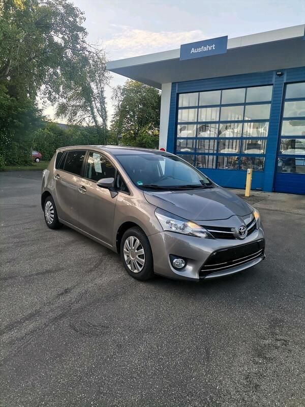 Braun Gebraucht 2014 Toyota Verso Van / Kleinbus | 3.999 € (Superpreis) - Bild 1/4