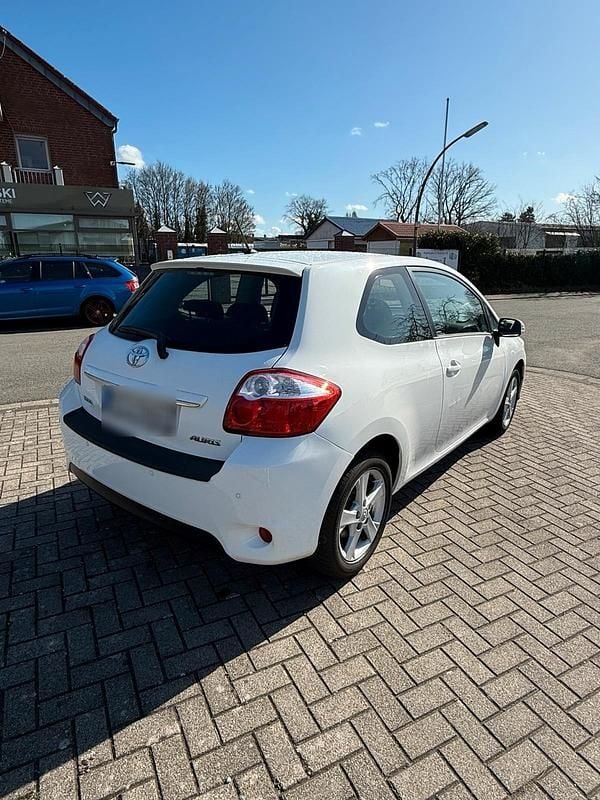 Gebraucht Toyota Auris 96 PS (70 kW) 2012 Weiß Kleinwagen