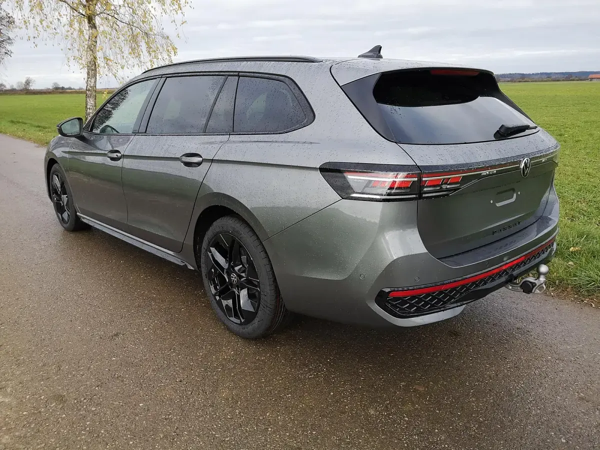 Gebraucht VW Passat R-line 193 PS (141 kW) 2024 Diabasgrau metallic Kombi
