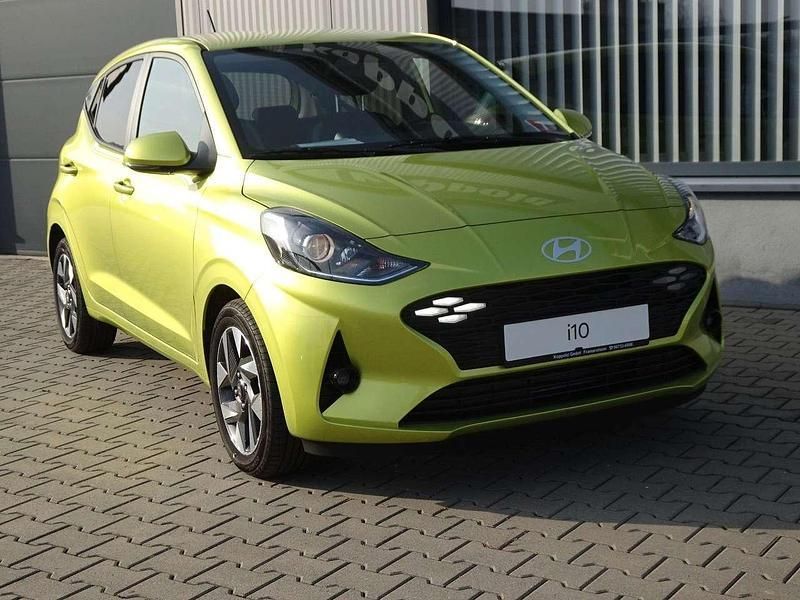 Grün Neu 2024 Hyundai i10 Kleinwagen | 19.890 € (Etwas zu teuer) - Bild 1/4