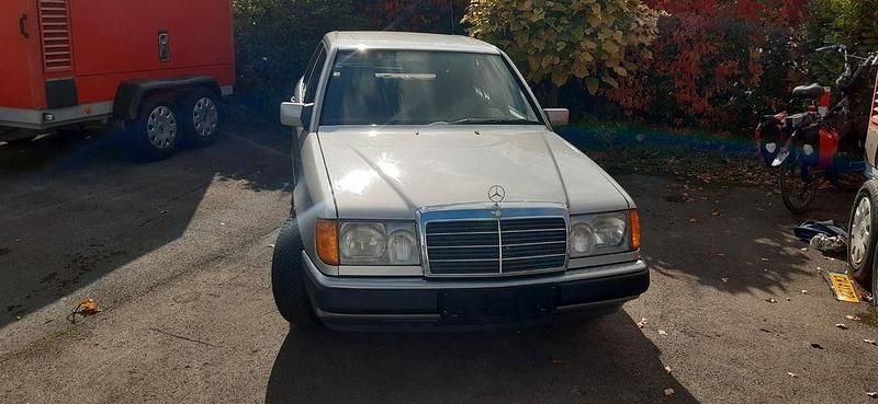 Silber Gebraucht 1990 Mercedes E230 Limousine | 10.500 € - Bild 1/4