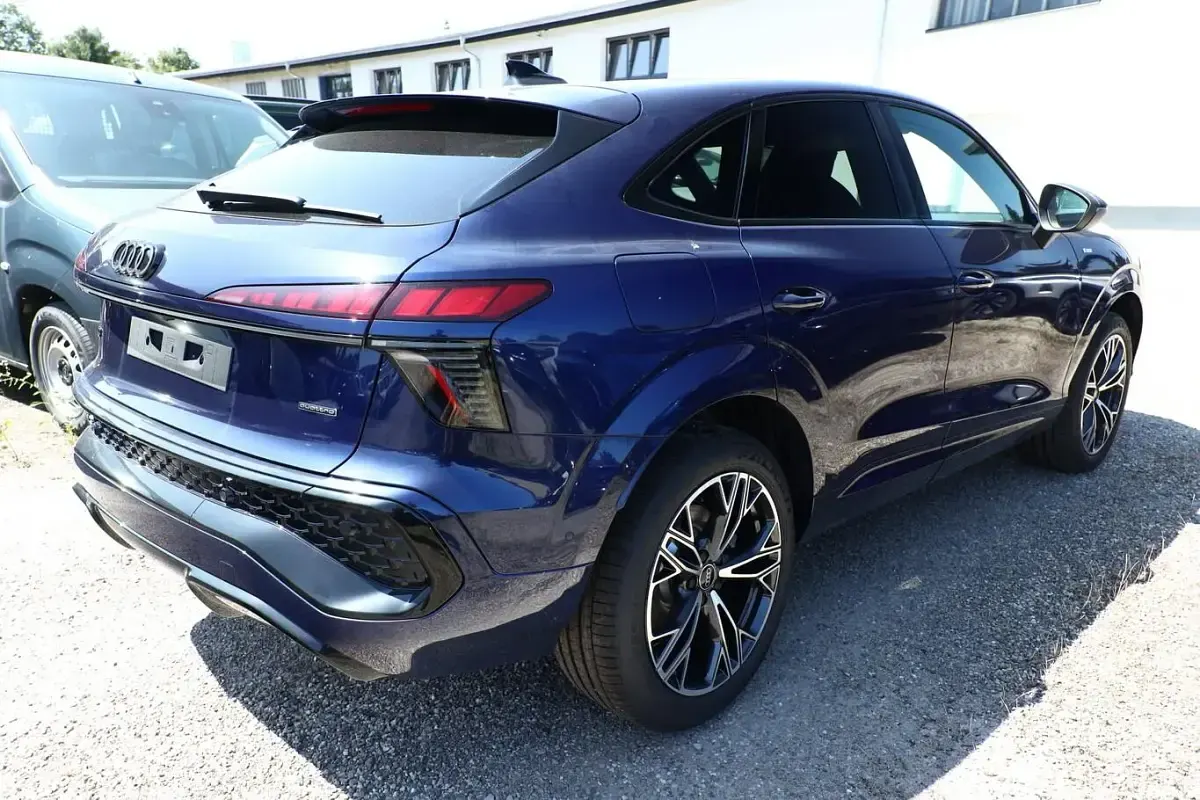 Neu Audi Q3 Sportback Ambiente 265 PS (194 kW) 2026 Navarrablau metallic SUV