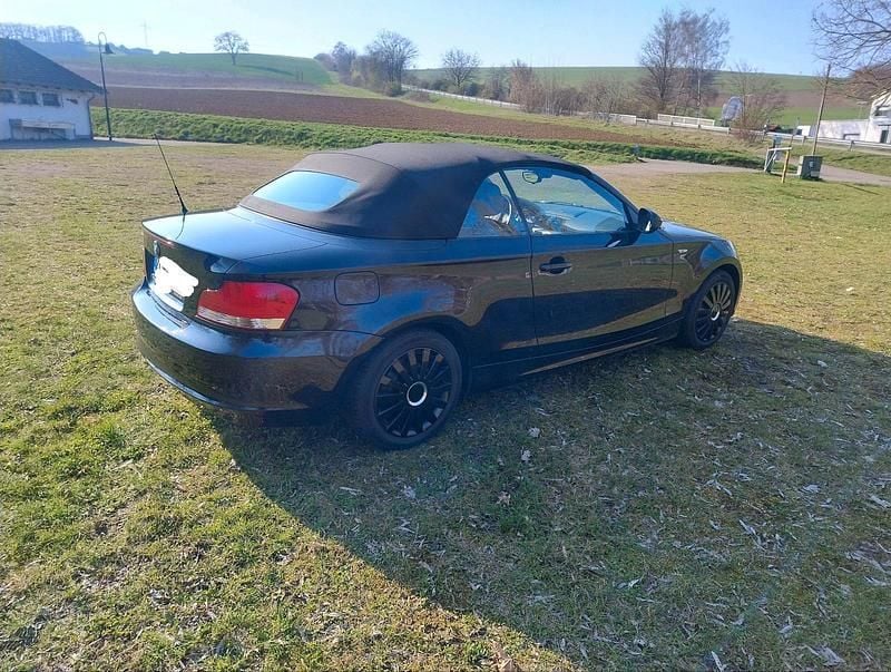 Gebraucht BMW 318 Cabriolet 143 PS (105 kW) 2011 Schwarz Cabrio