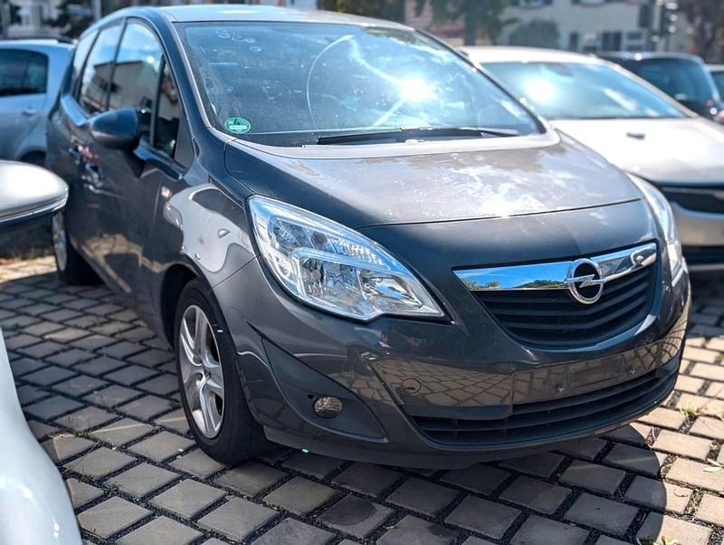 Grau Gebraucht 2011 Opel Meriva Design Edition Van / Kleinbus | 4.490 € (Fairer Preis) - Bild 1/3