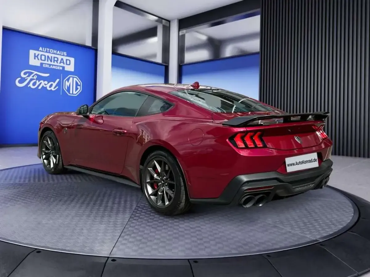Neu Ford Mustang Dark Horse 454 PS (333 kW) 2026 Molten magenta metallic Coupé
