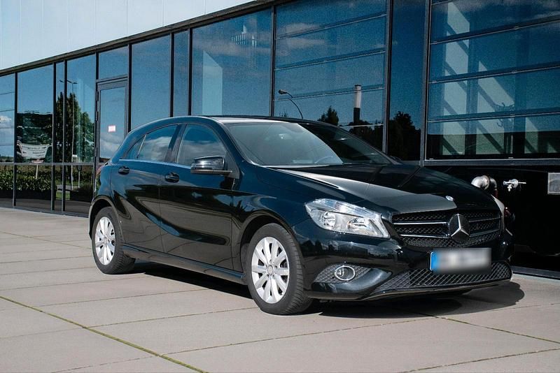Schwarz Gebraucht 2014 Mercedes A180 Limousine | 7.779 € (Guter Preis) - Bild 1/4