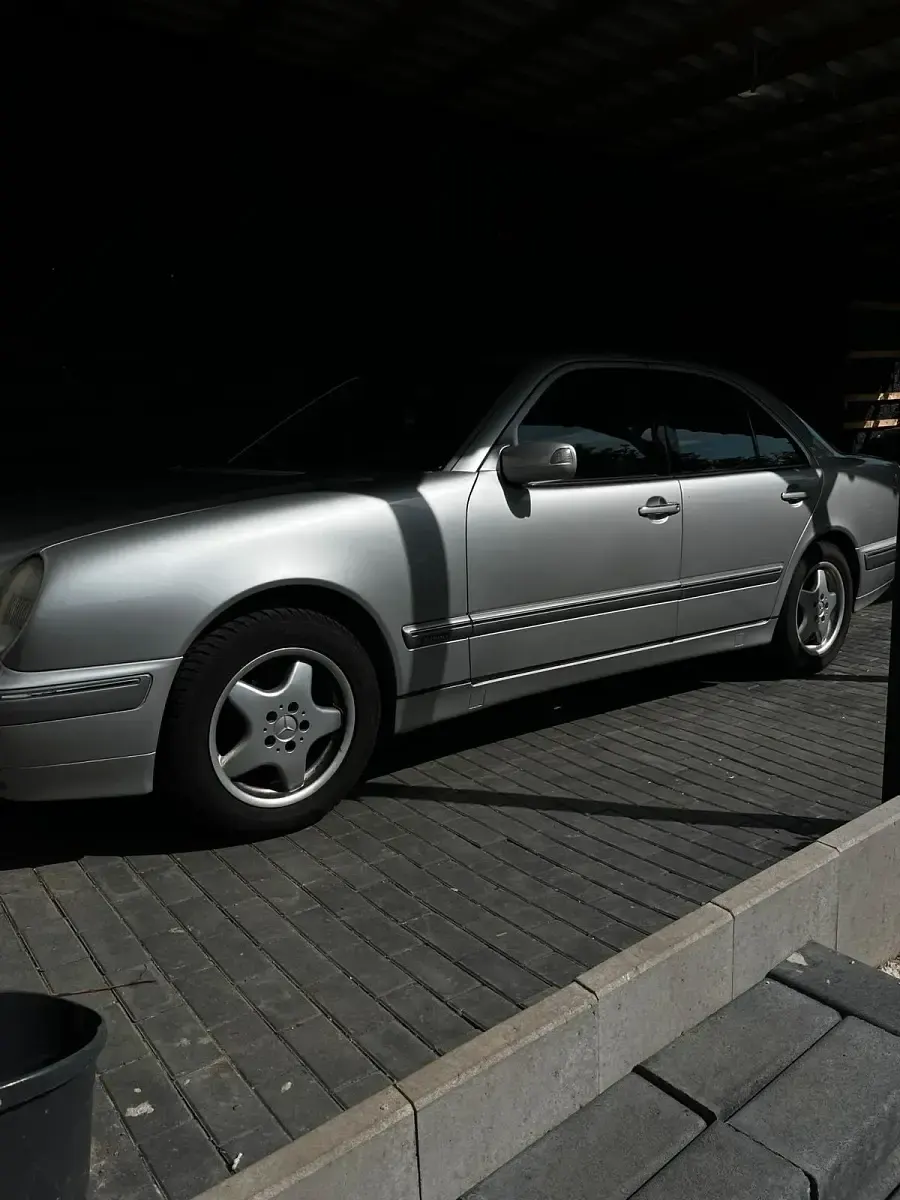 Second-hand Mercedes E220 143 CP (105 kW) 2000 Argintiu Berlinǎ