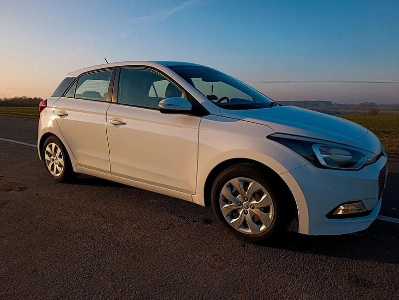 Weiß Gebraucht 2016 Hyundai i20 Active Kleinwagen | 6.950 € (Fairer Preis) - Bild 1/4