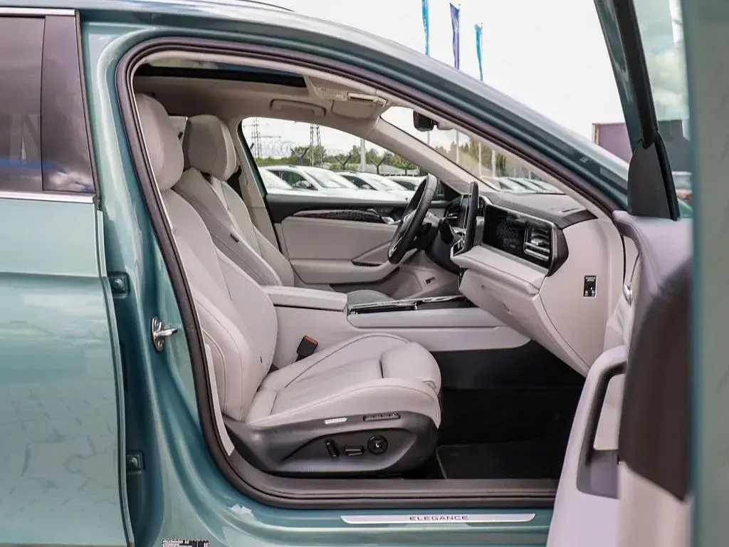 Gebraucht VW Passat Elegance 150 PS (110 kW) 2025 Grün / mariposit grün Kombi