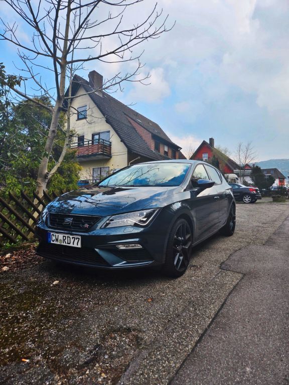 Grau Gebraucht 2019 Seat Leon FR Limousine | 11.500 € (Fairer Preis) - Bild 1/4