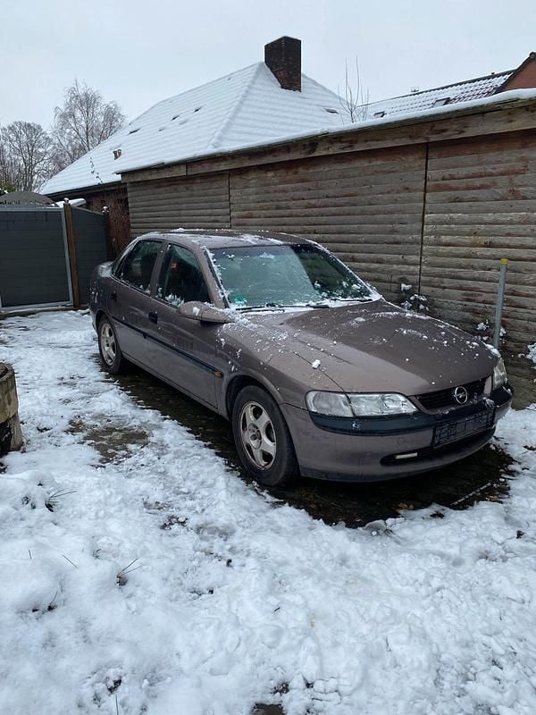 Braun Gebraucht 1998 Opel Vectra Limousine | 280 € (Superpreis) - Bild 1/3