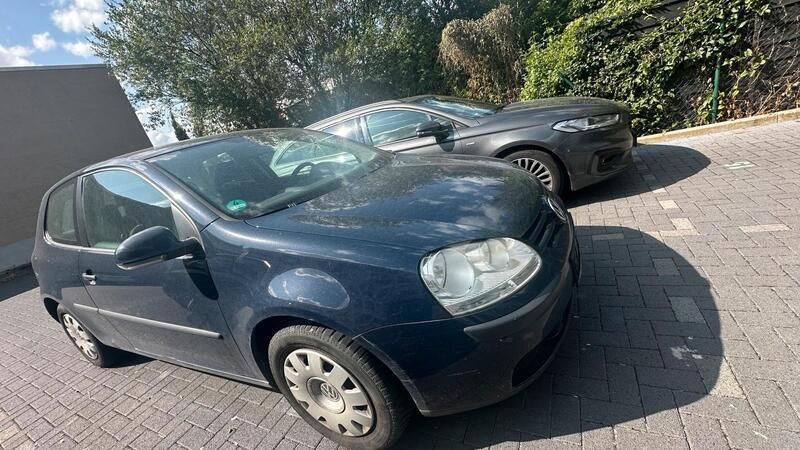 Blau Gebraucht 2004 VW Golf V Kleinwagen | 900 € (Superpreis) - Bild 1/4