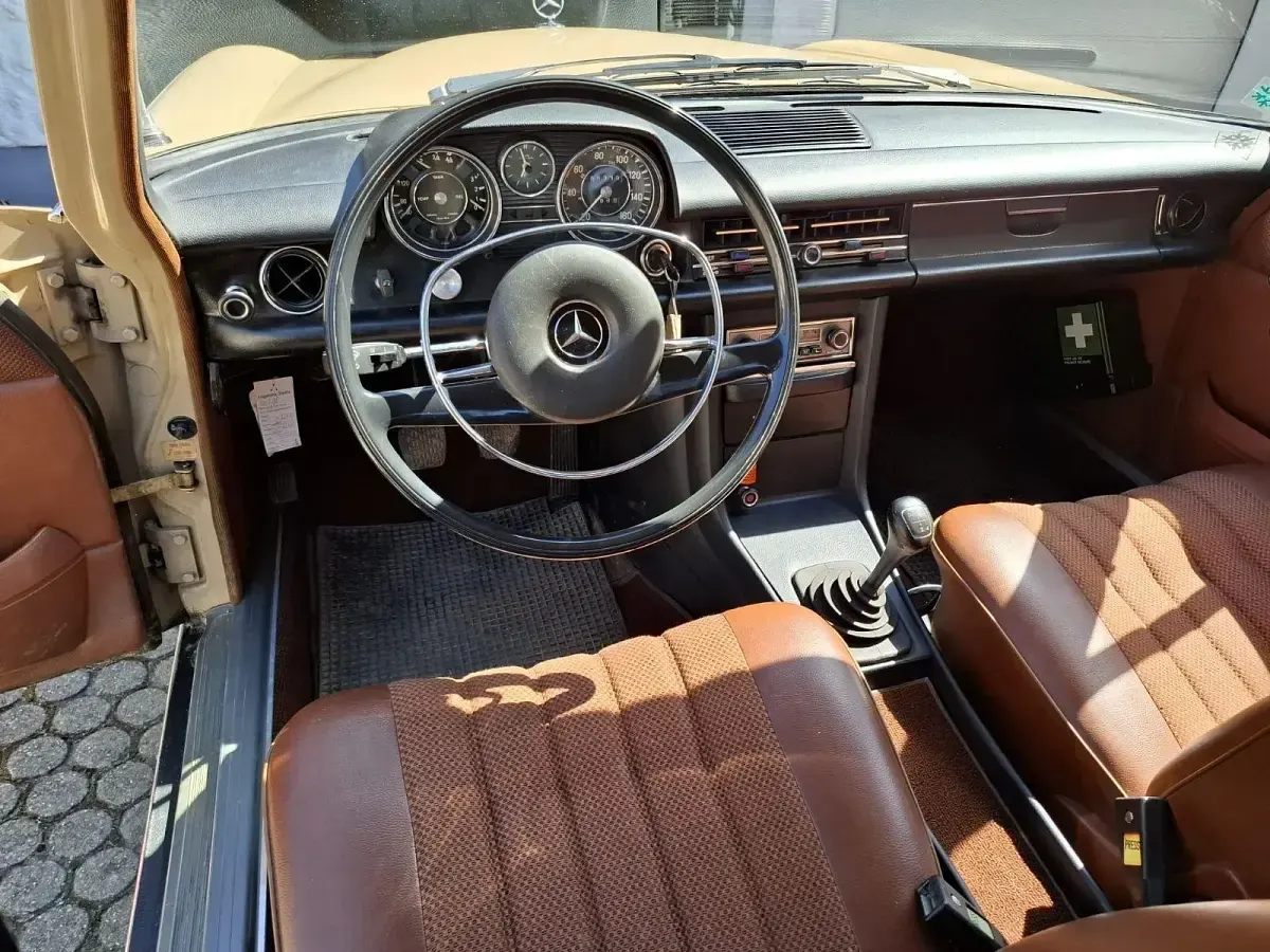Gebraucht Mercedes 200 75 PS (55 kW) 1972 Beige Limousine
