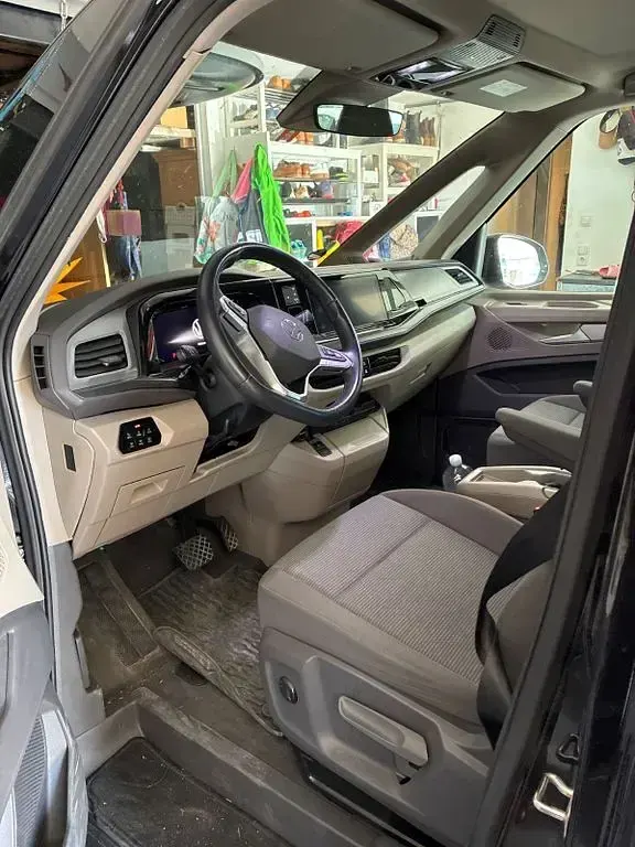 Second-hand VW Multivan Life 150 CP (110 kW) 2023 Negru Monovolum