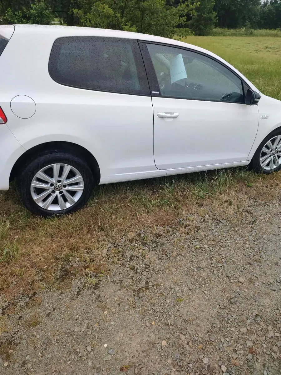 Gebraucht VW Golf VI 105 PS (77 kW) 2011 Weiß Kleinwagen