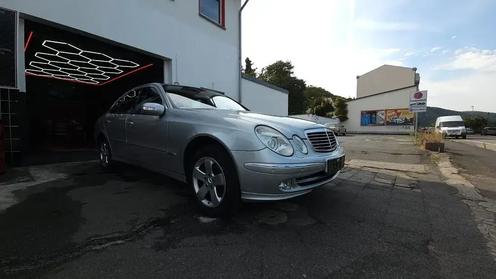 Gebraucht Mercedes E220 Avantgarde 150 PS (110 kW) 2003 Silber Limousine