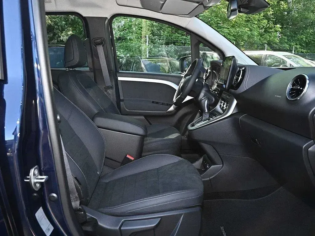 Gebraucht Mercedes T180 Progressive 131 PS (96 kW) 2026 Blau / cavansitblau Van / Kleinbus
