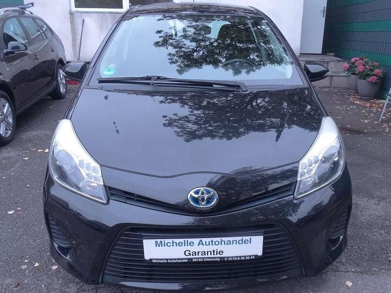 Black mica / ink Gebraucht 2013 Toyota Yaris Hybrid Life Kleinwagen | 9.900 € (Fairer Preis) - Bild 1/4