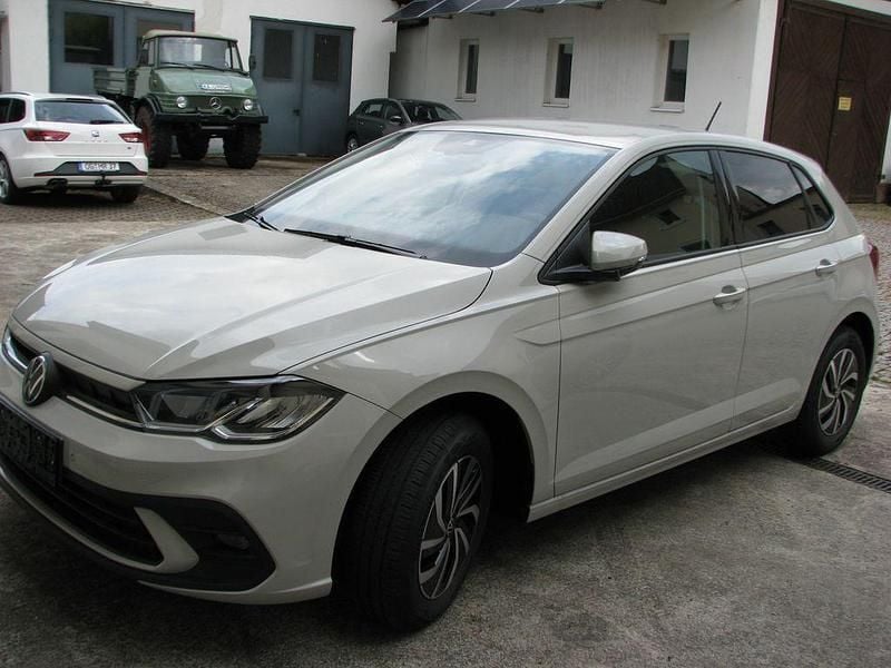 Grau Neu 2025 VW Polo Life Limousine | 21.390 € (Guter Preis) - Bild 1/4