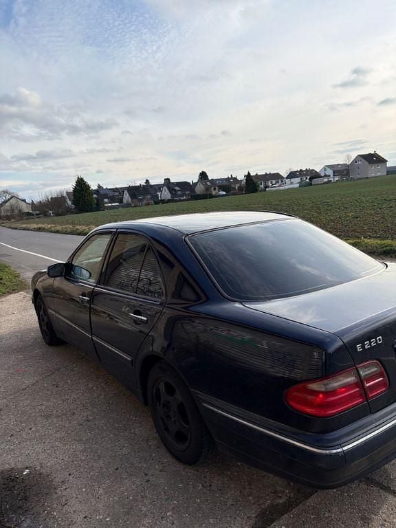 Gebraucht Mercedes E220 Elegance 143 PS (105 kW) 2001 Blau Limousine